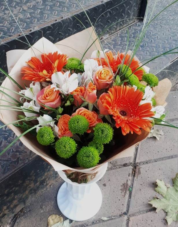Букет цветов из: Герберы, Хризантемы, Альстромерии и Розы в Белая глина