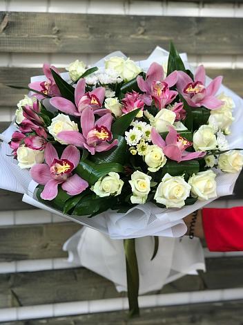 Букет цветов из: Розы и Хризантемы в Белая глина