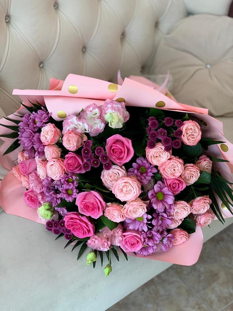 Букет цветов из: Хризантемы, Розы и Лизиантусы в Белая глина