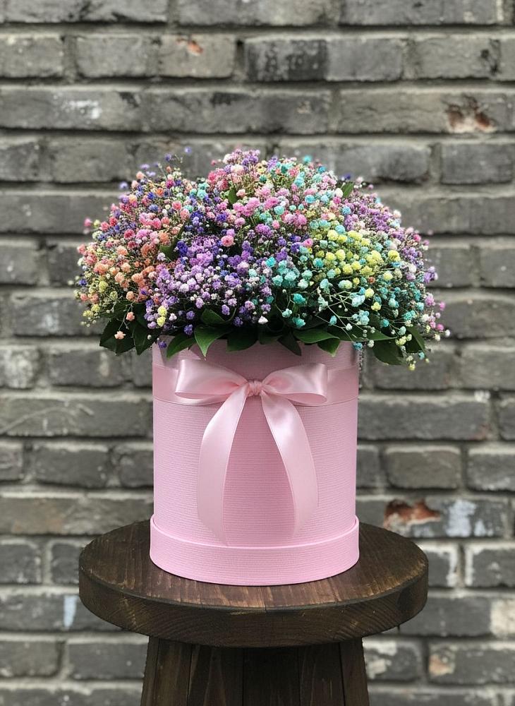 Цветочная композиция из Гипсофила и Розы в шляпной коробке в Белая глина