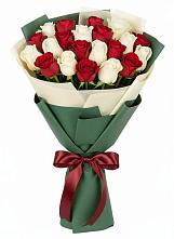 Букет Микс из красных и белых роз в Белая глина