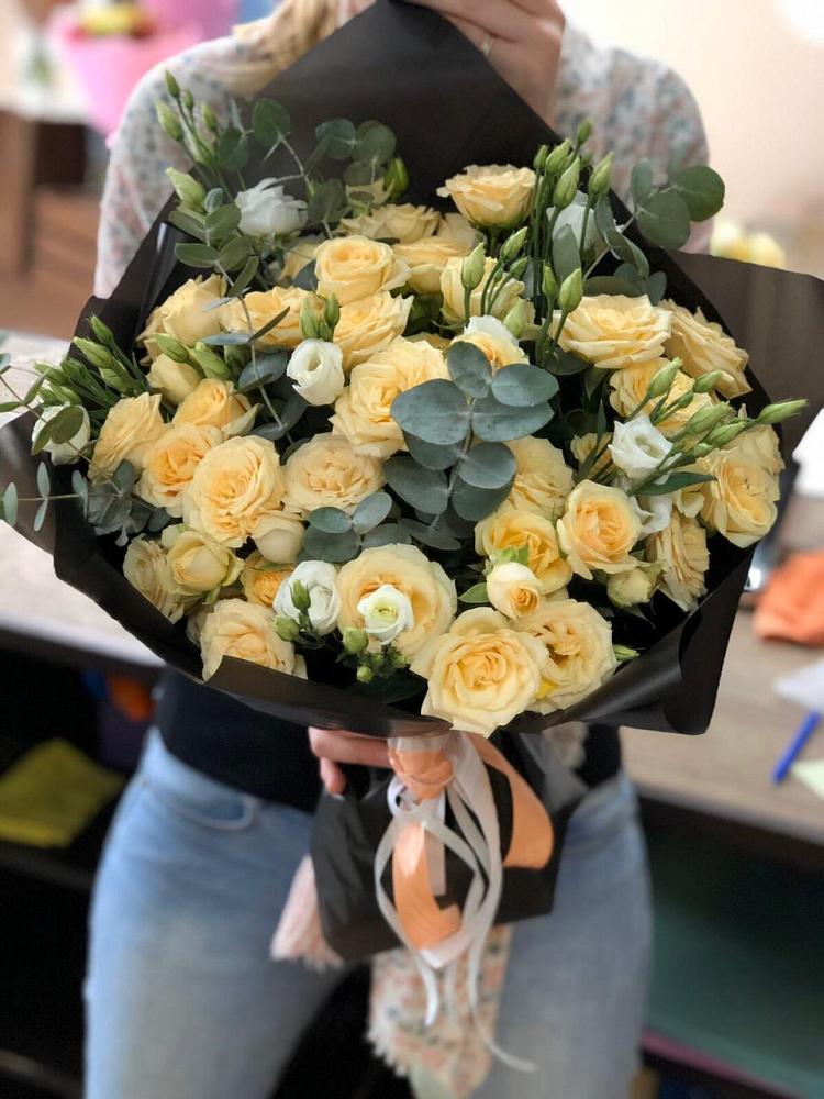 Букет цветов из: Розы и Лизиантусы в Белая глина