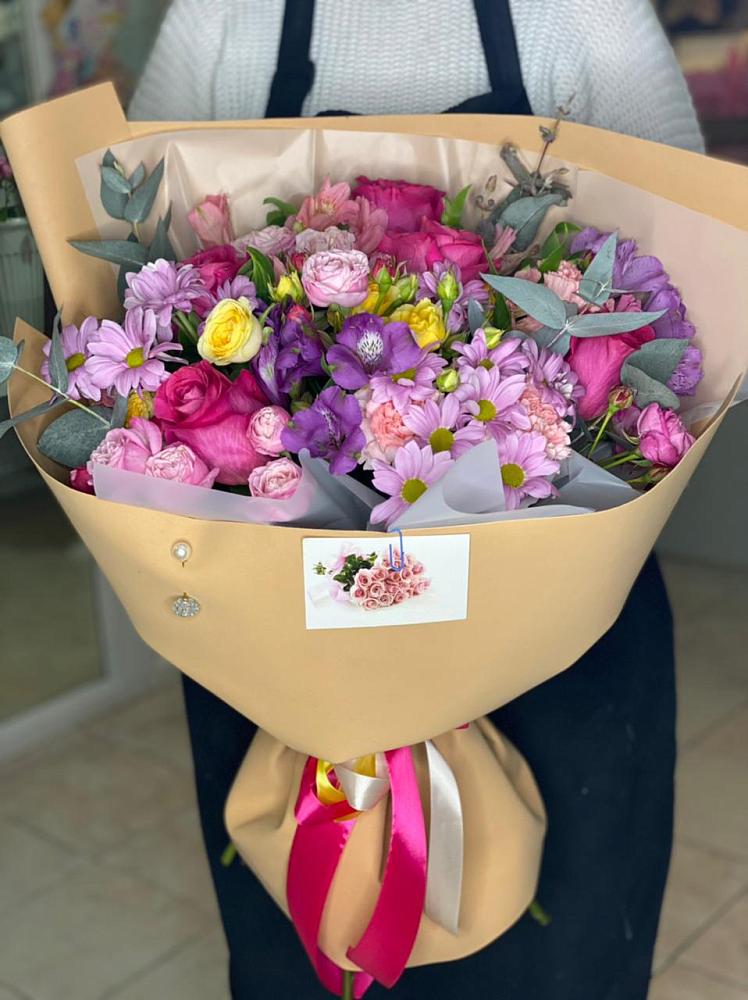 Букет цветов из: Хризантемы, Гвоздики и Альстромерии в Белая глина