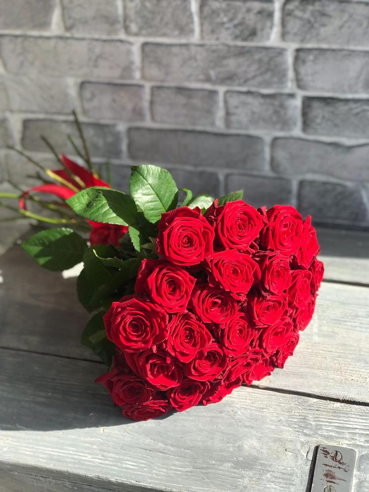 Букет Красные розы Фридом в Белая глина