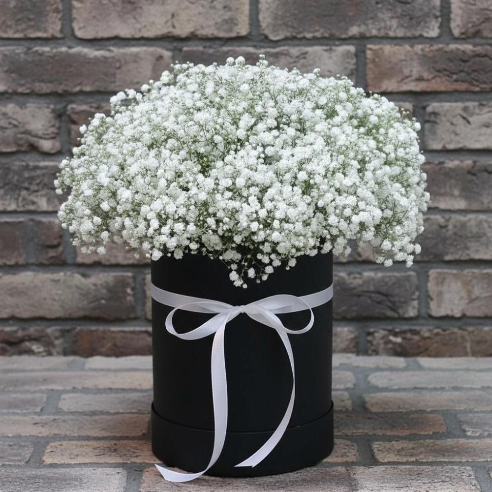 Цветочная композиция из Гипсофила в шляпной коробке в Белая глина