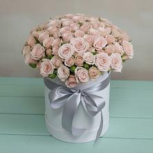 Цветочная композиция из Розы в шляпной коробке в Белая глина