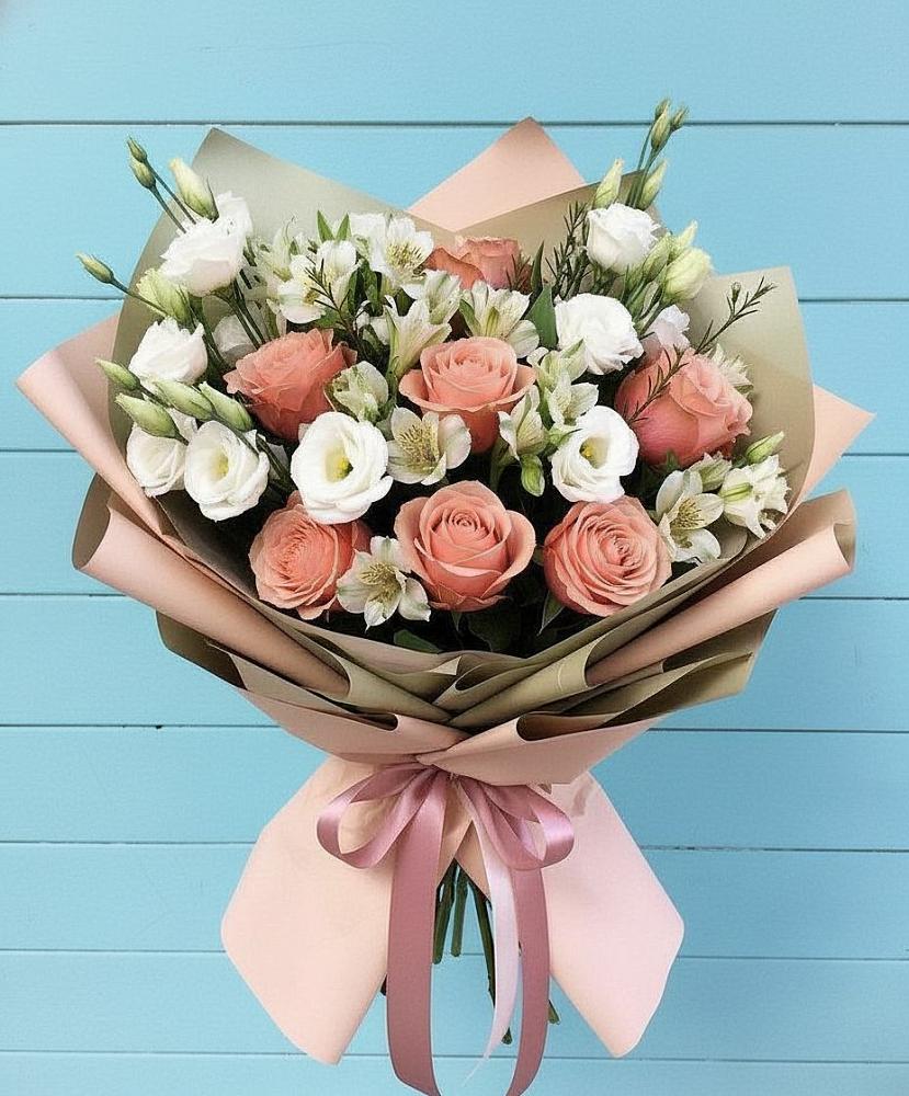 Букет цветов из: Розы, Альстромерии и Лизиантусы в Белая глина