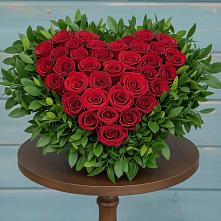 Цветочная композиция из Розы в виде сердца в Белая глина