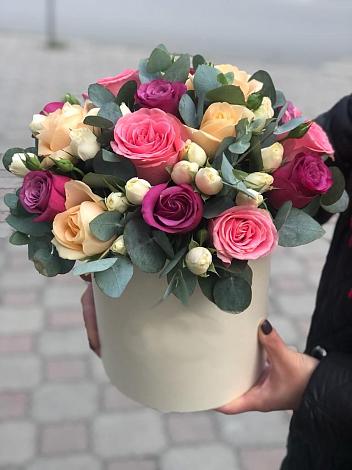 Цветочная композиция из Розы в шляпной коробке в Белая глина