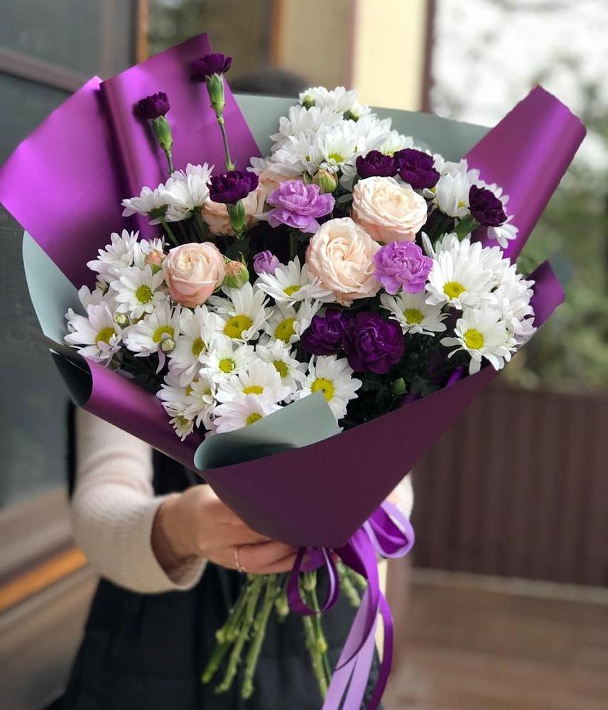 Букет цветов из: Хризантемы, Гвоздики и Розы в Белая глина