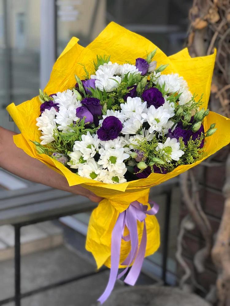 Букет цветов из: Ирисы, Хризантемы и Ромашки в Белая глина