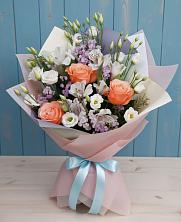 Букет цветов из:  Лизиантусы, Розы, Альстромерии и Гипсофила в Белая глина