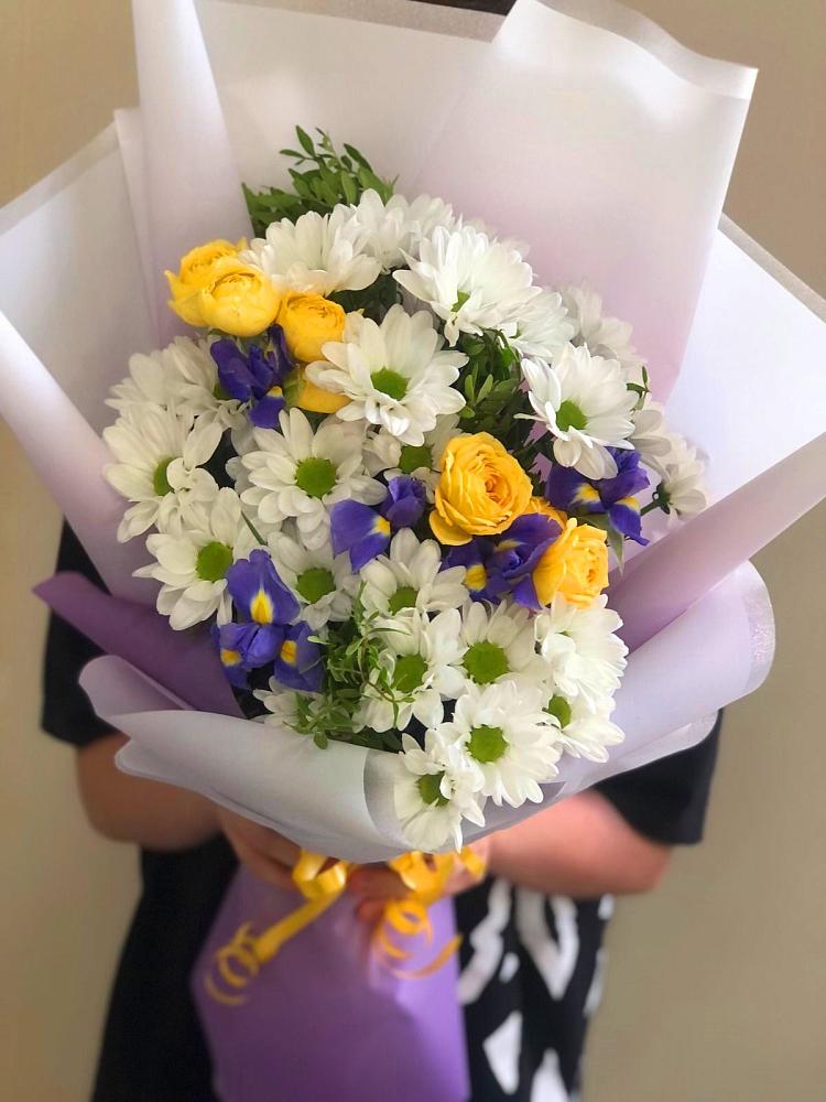 Букет цветов из: Ирисы, Хризантемы и Розы в Белая глина