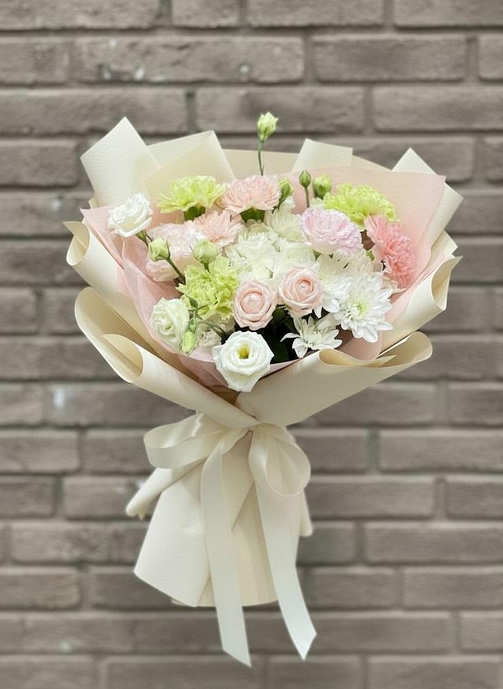 Букет цветов из: Гвоздики, Розы, Лизиантусы и Хризантемы в Белая глина