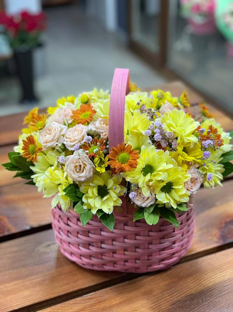 Цветочная композиция из Хризантемы и Розы в корзине в Белая глина
