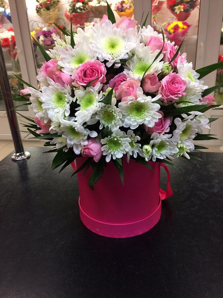 Цветочная композиция из Розы и Хризантемы в шляпной коробке в Белая глина