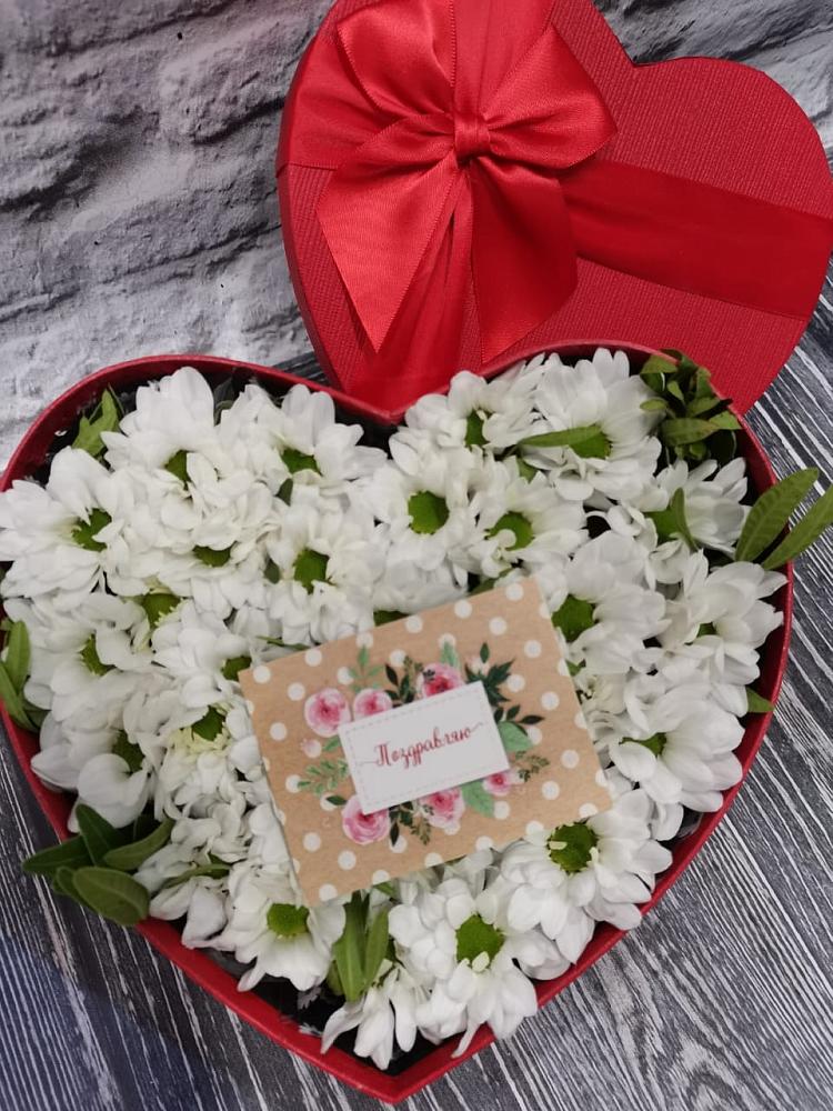 Цветочная композиция из Хризантемы в виде сердца в Белая глина