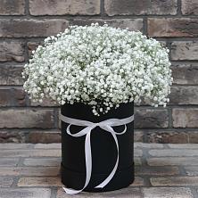 Цветочная композиция из Гипсофила в шляпной коробке в Белая глина