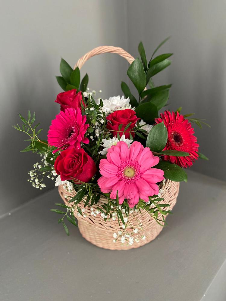 Цветочная композиция из Розы, Хризантемы и Герберы в корзине в Белая глина