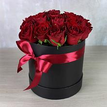Цветочная композиция из Розы в шляпной коробке в Белая глина