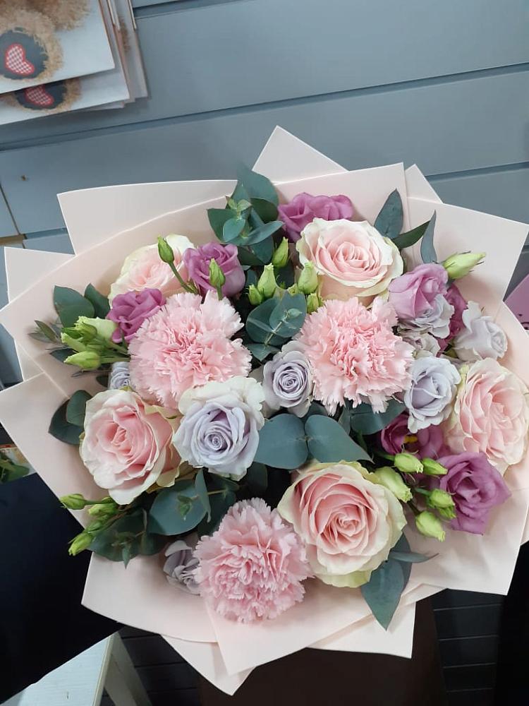 Букет цветов из: Розы, Гвоздики и Лизиантусы в Белая глина