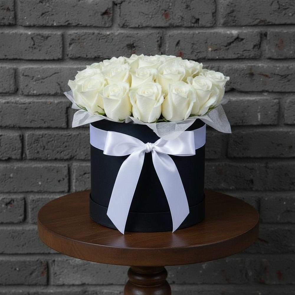 Цветочная композиция из Розы в шляпной коробке в Белая глина