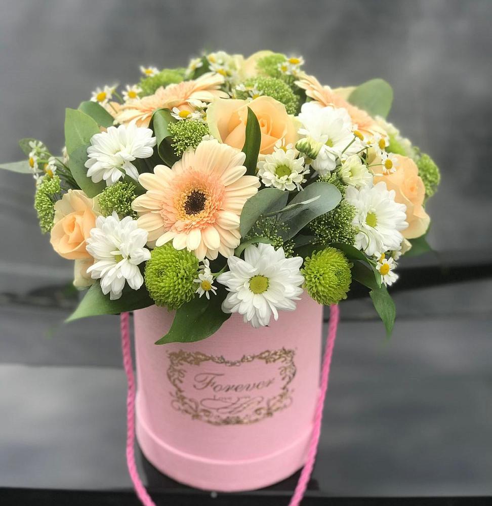 Цветочная композиция из Розы, Герберы и Хризантемы в шляпной коробке в Белая глина