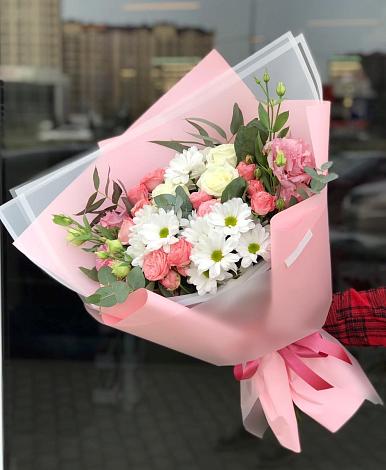 Букет цветов из: Розы, Лизиантусы и Хризантемы в Белая глина