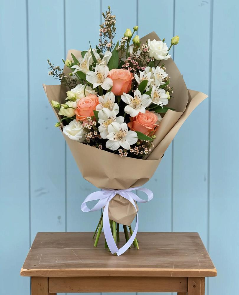 Букет цветов из: Альстромерии, Лизиантусы, Розы и Хризантемы в Белая глина