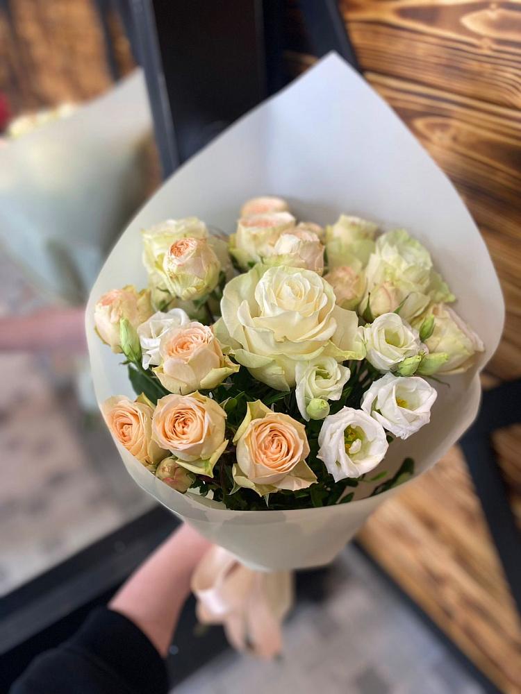 Букет цветов из: Розы и Лизиантусы в Белая глина