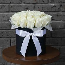 Цветочная композиция из Розы в шляпной коробке в Белая глина