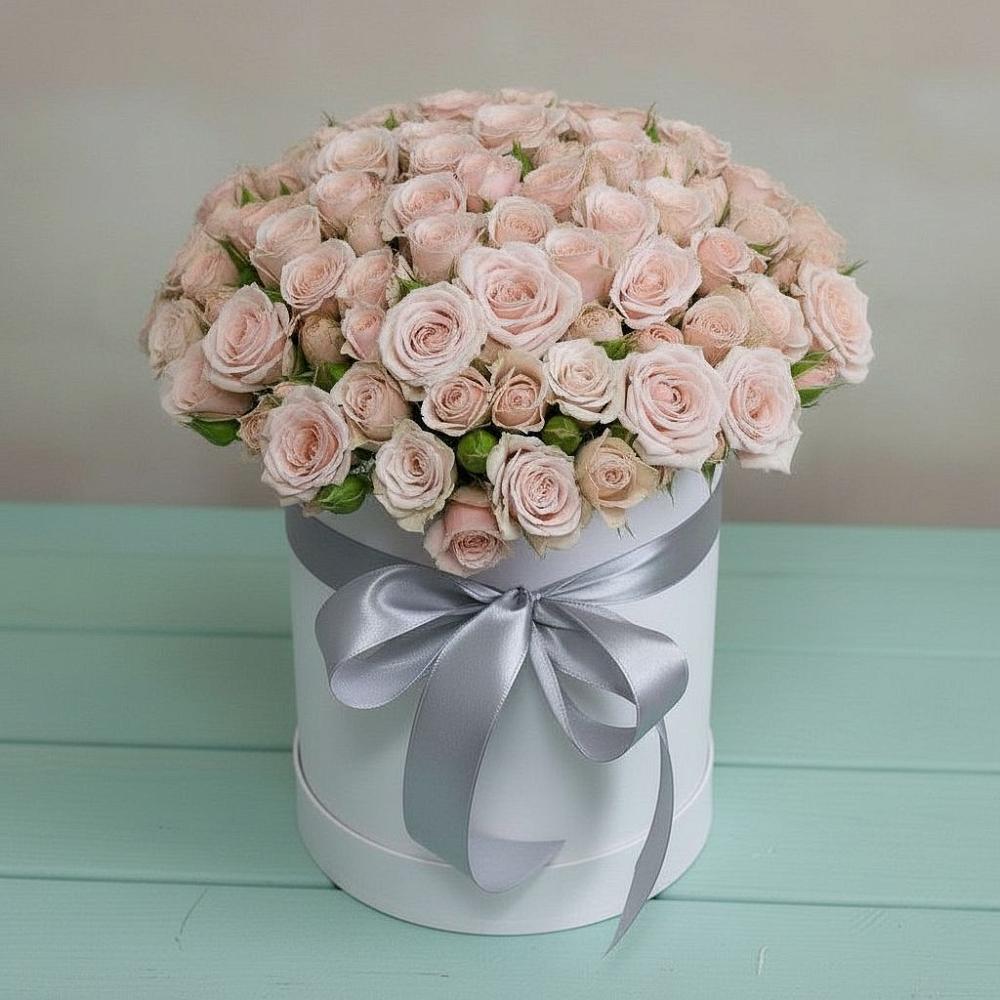 Цветочная композиция из Розы в шляпной коробке в Белая глина